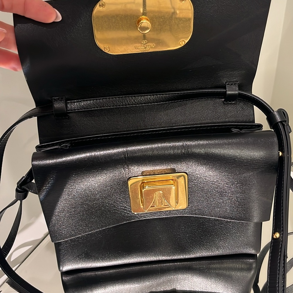 ✨SOLD✨Valentino Garavani Vring leather crossbody bag - Picture 6 of 11